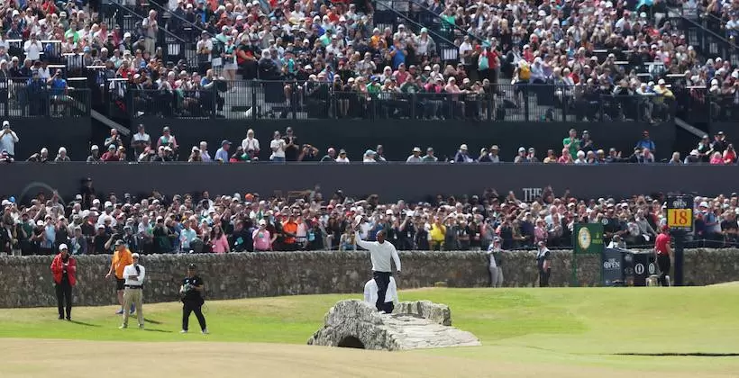 大ギャラリーから拍手喝采を浴びるタイガー・ウッズ