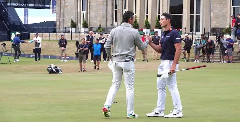 3日目を終えがっちりと握手したローリー・マキロイとビクトル・ホブラン