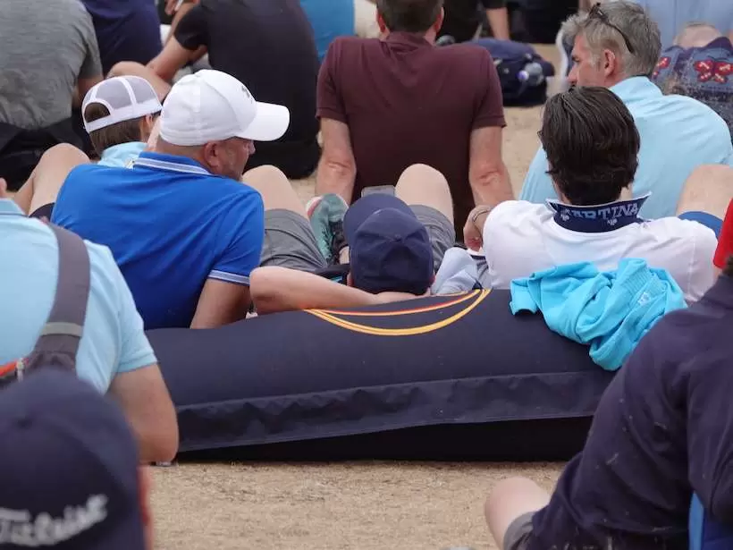 ソファーで寝転がりくつろぐギャラリー