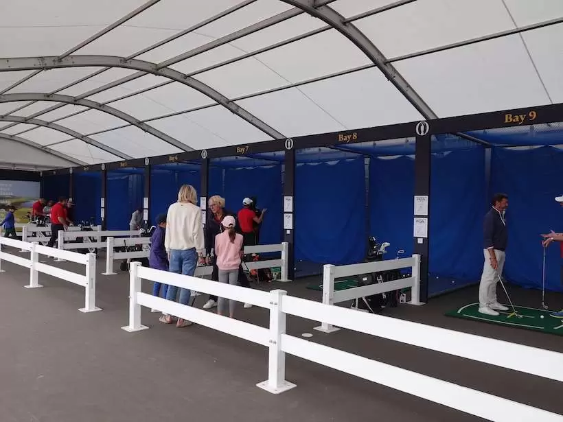 練習ができるスペース。指導するプロもいた