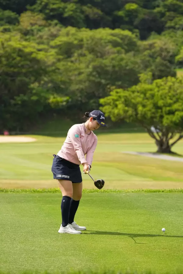 小祝さくらのドライバースイング（後方）連続写真【2022年ダイキンオーキッドレディスゴルフトーナメント】
