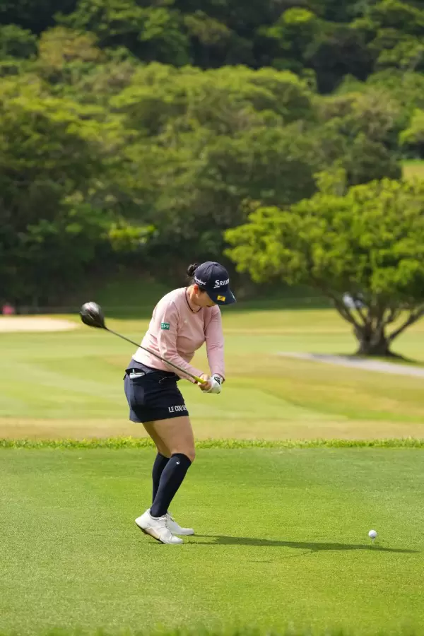 小祝さくらのドライバースイング（後方）連続写真【2022年ダイキンオーキッドレディスゴルフトーナメント】