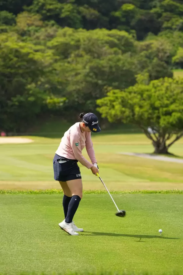 小祝さくらのドライバースイング（後方）連続写真【2022年ダイキンオーキッドレディスゴルフトーナメント】