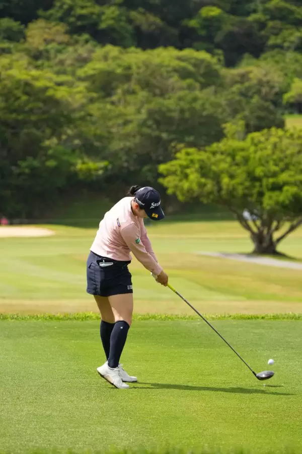 小祝さくらのドライバースイング（後方）連続写真【2022年ダイキンオーキッドレディスゴルフトーナメント】