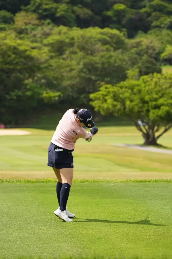 小祝さくらのドライバースイング（後方）連続写真【2022年ダイキンオーキッドレディスゴルフトーナメント】
