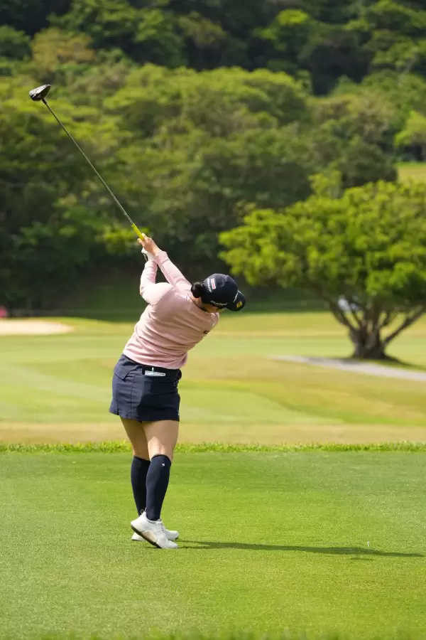 小祝さくらのドライバースイング（後方）連続写真【2022年ダイキンオーキッドレディスゴルフトーナメント】