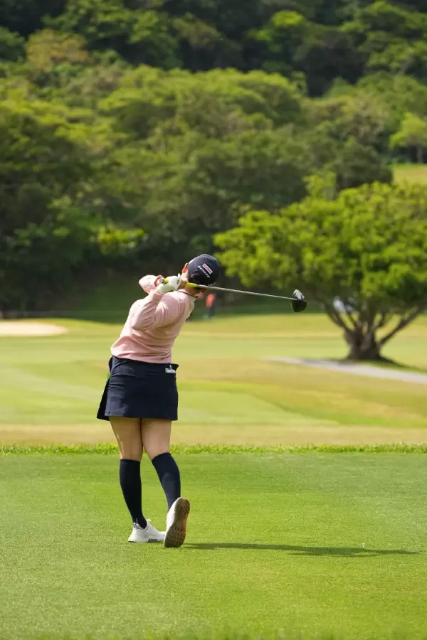 小祝さくらのドライバースイング（後方）連続写真【2022年ダイキンオーキッドレディスゴルフトーナメント】