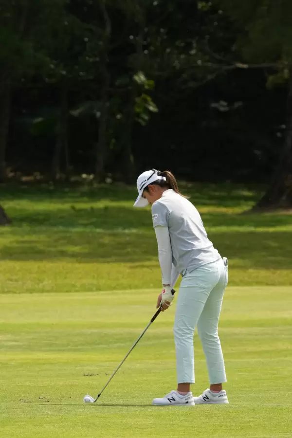 稲見萌寧のアイアンスイング（斜め前方）連続写真【2022年ダイキンオーキッドレディスゴルフトーナメント】