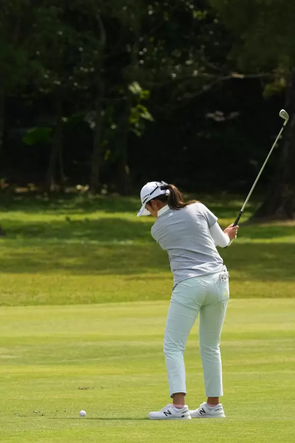稲見萌寧のアイアンスイング（斜め前方）連続写真【2022年ダイキンオーキッドレディスゴルフトーナメント】