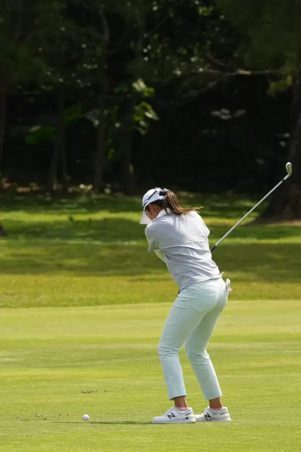 稲見萌寧のアイアンスイング（斜め前方）連続写真【2022年ダイキンオーキッドレディスゴルフトーナメント】