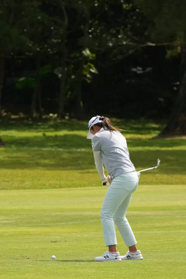 稲見萌寧のアイアンスイング（斜め前方）連続写真【2022年ダイキンオーキッドレディスゴルフトーナメント】