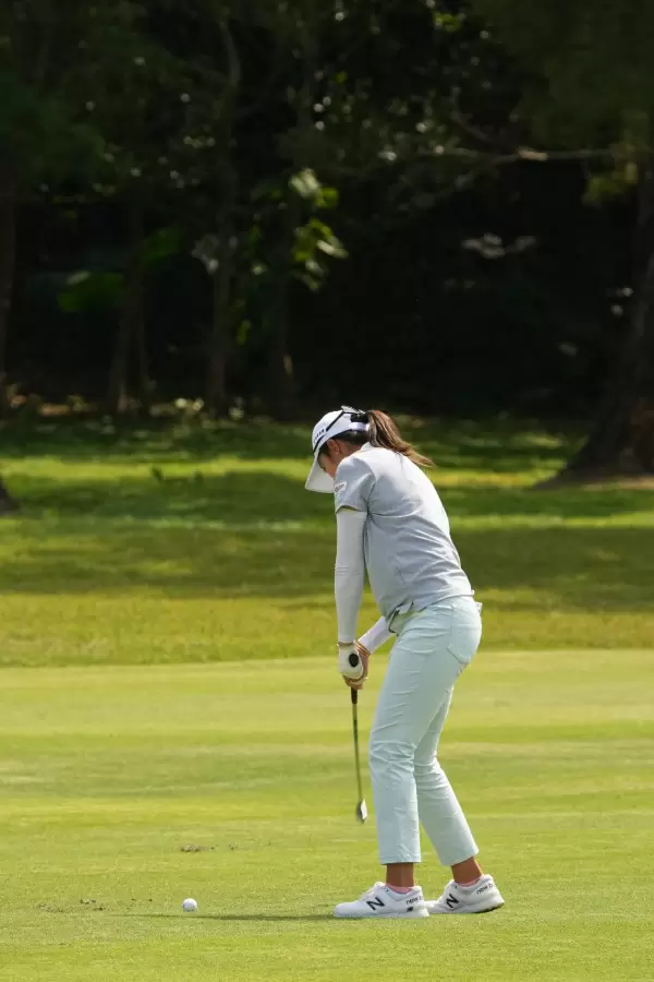 稲見萌寧のアイアンスイング（斜め前方）連続写真【2022年ダイキンオーキッドレディスゴルフトーナメント】