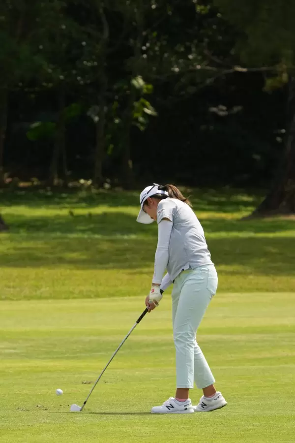 稲見萌寧のアイアンスイング（斜め前方）連続写真【2022年ダイキンオーキッドレディスゴルフトーナメント】