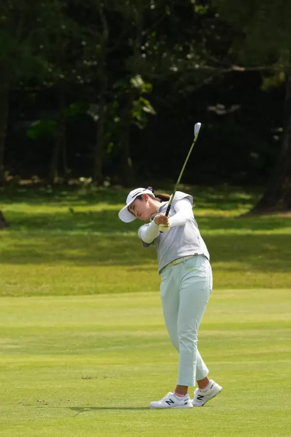 稲見萌寧のアイアンスイング（斜め前方）連続写真【2022年ダイキンオーキッドレディスゴルフトーナメント】