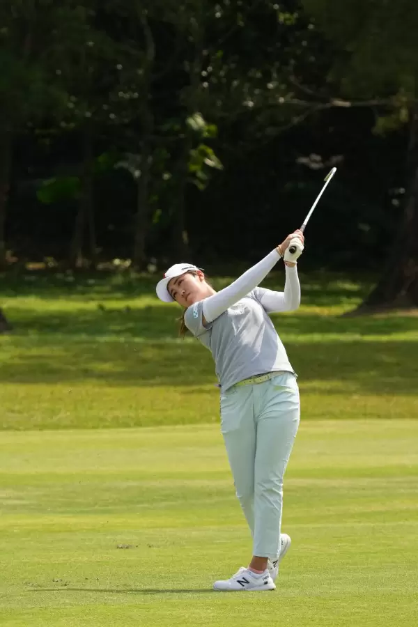 稲見萌寧のアイアンスイング（斜め前方）連続写真【2022年ダイキンオーキッドレディスゴルフトーナメント】