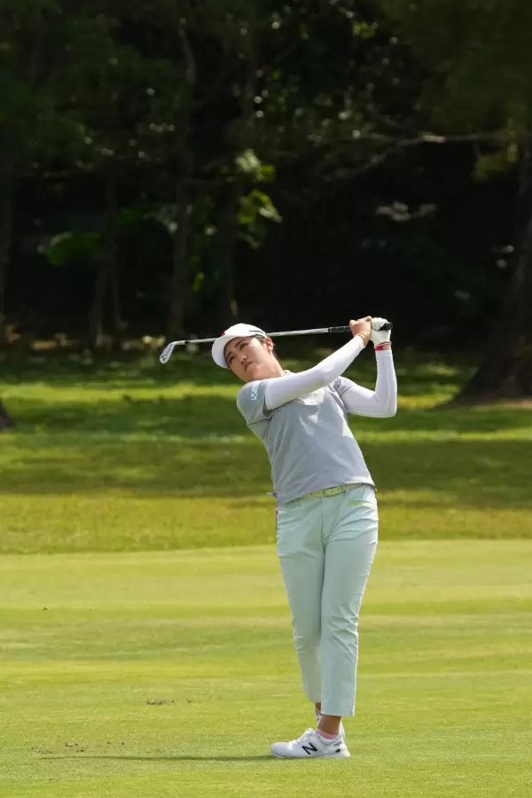 稲見萌寧のアイアンスイング（斜め前方）連続写真【2022年ダイキンオーキッドレディスゴルフトーナメント】