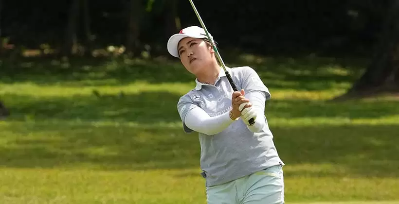 稲見萌寧のアイアンスイング（斜め前方）連続写真【2022年ダイキンオーキッドレディスゴルフトーナメント】