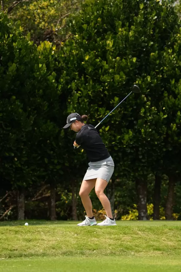 森田遥のドライバースイング（斜め前方）連続写真【2022年ダイキンオーキッドレディスゴルフトーナメント】