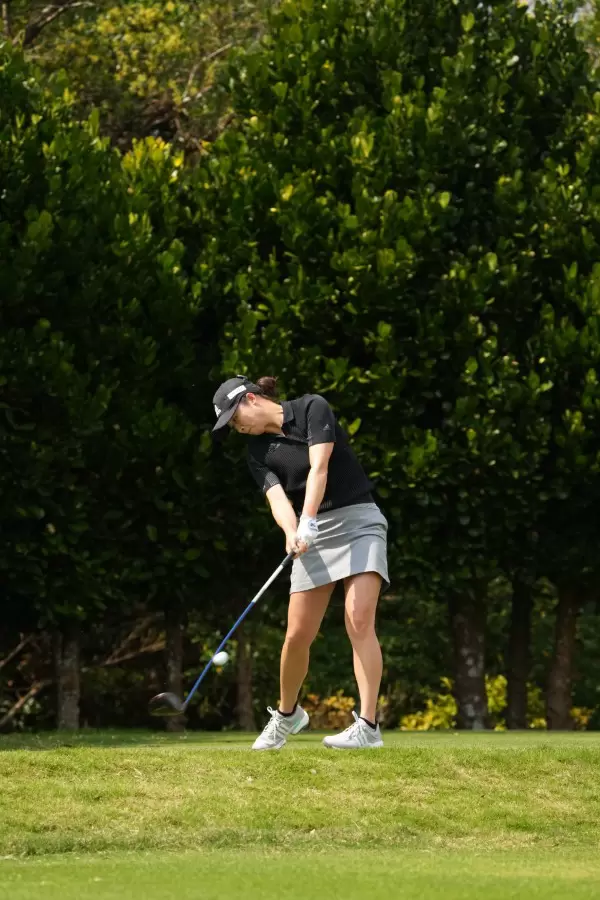 森田遥のドライバースイング（斜め前方）連続写真【2022年ダイキンオーキッドレディスゴルフトーナメント】