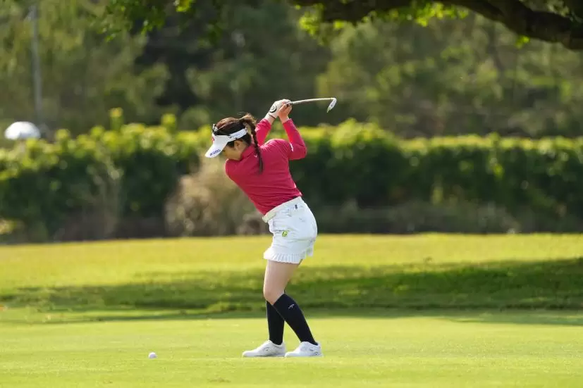 西村優菜のアイアンスイング（斜め前方）連続写真【2022年ダイキンオーキッドレディスゴルフトーナメント】