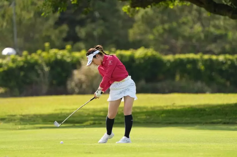 西村優菜のアイアンスイング（斜め前方）連続写真【2022年ダイキンオーキッドレディスゴルフトーナメント】