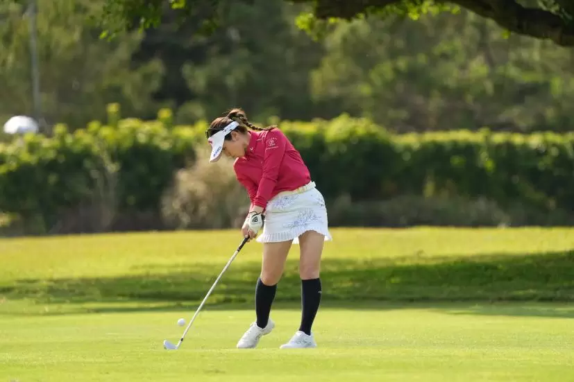西村優菜のアイアンスイング（斜め前方）連続写真【2022年ダイキンオーキッドレディスゴルフトーナメント】