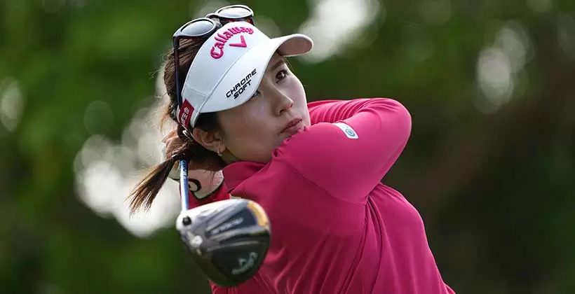 西村優菜のアイアンスイング(斜め前方)連続写真【2022年ダイキンオーキッドレディスゴルフトーナメント】