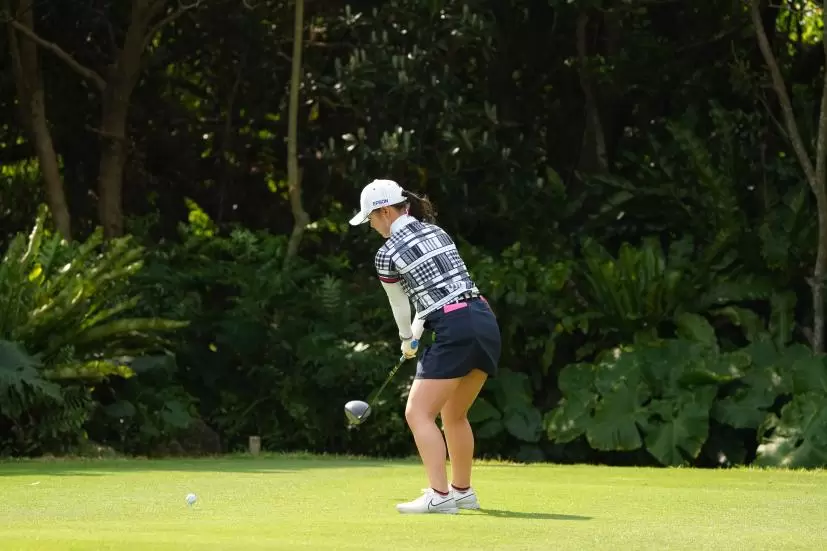 吉田優利のドライバースイング（斜め前方）連続写真【2022年ダイキンオーキッドレディスゴルフトーナメント】