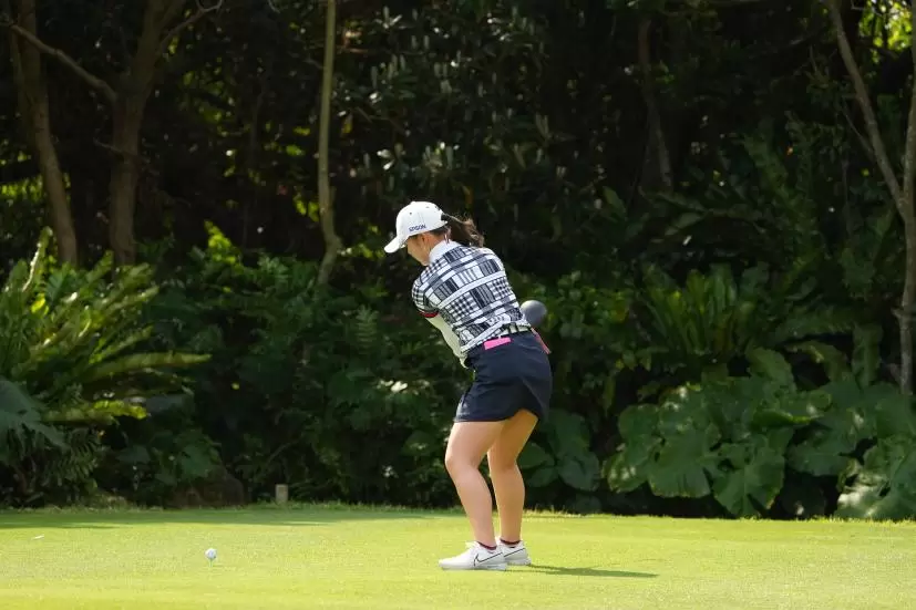 吉田優利のドライバースイング（斜め前方）連続写真【2022年ダイキンオーキッドレディスゴルフトーナメント】