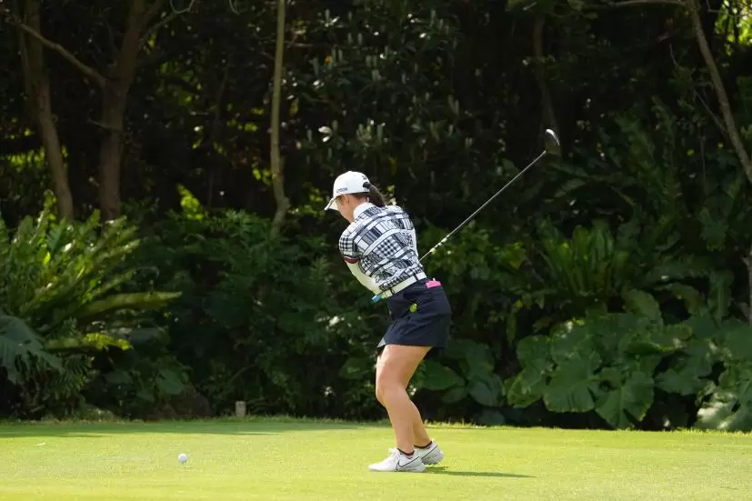 吉田優利のドライバースイング（斜め前方）連続写真【2022年ダイキンオーキッドレディスゴルフトーナメント】