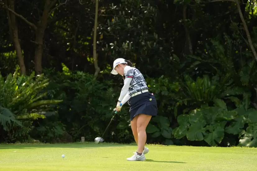 吉田優利のドライバースイング（斜め前方）連続写真【2022年ダイキンオーキッドレディスゴルフトーナメント】