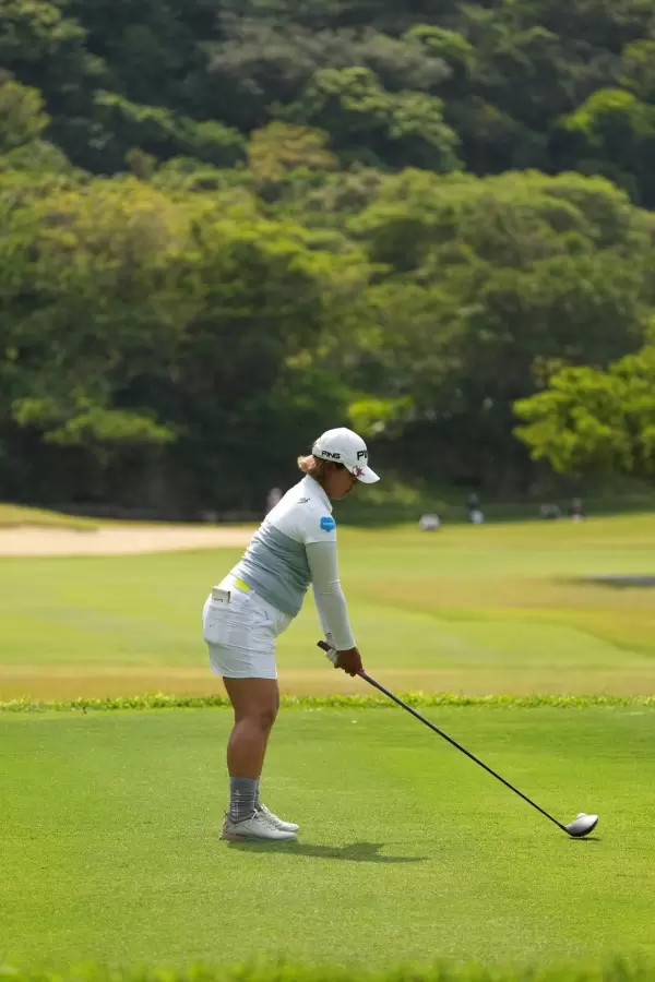 鈴木愛のドライバースイング（後方）連続写真【2022年ダイキンオーキッドレディスゴルフトーナメント】