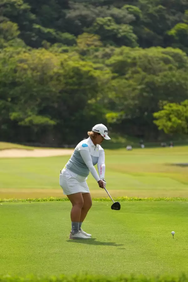 鈴木愛のドライバースイング（後方）連続写真【2022年ダイキンオーキッドレディスゴルフトーナメント】