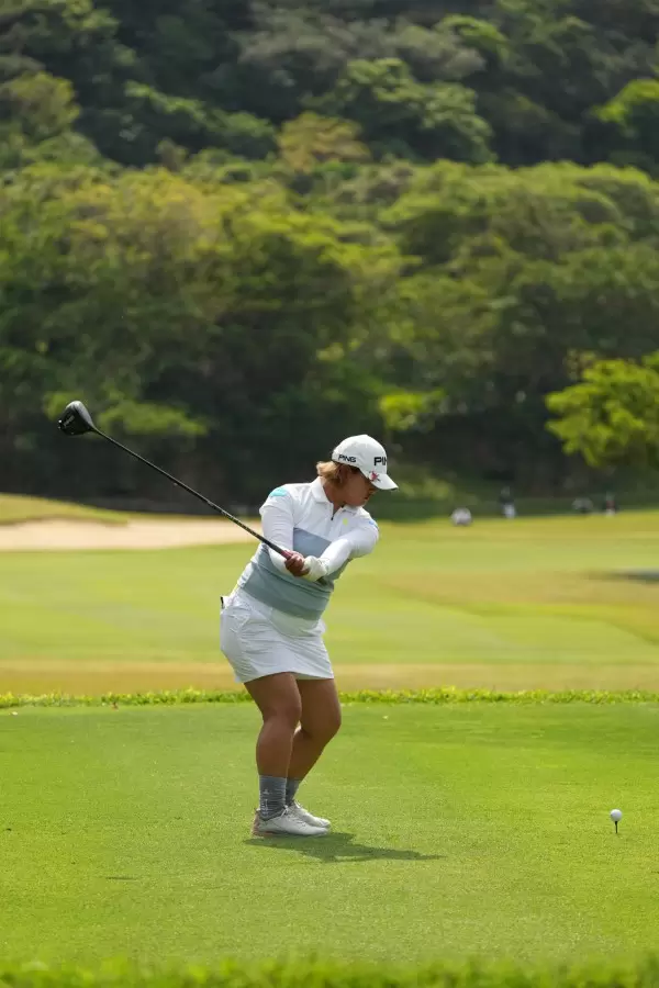 鈴木愛のドライバースイング（後方）連続写真【2022年ダイキンオーキッドレディスゴルフトーナメント】