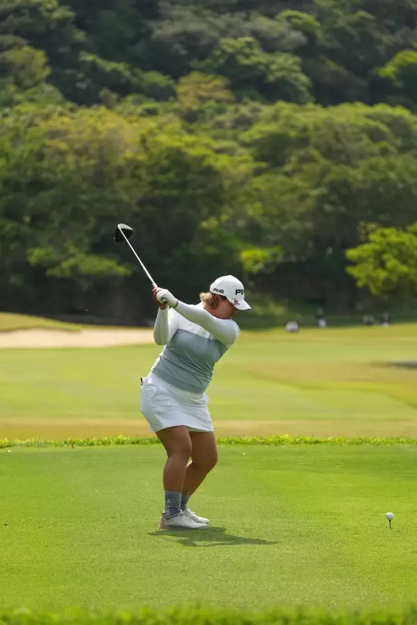 鈴木愛のドライバースイング（後方）連続写真【2022年ダイキンオーキッドレディスゴルフトーナメント】