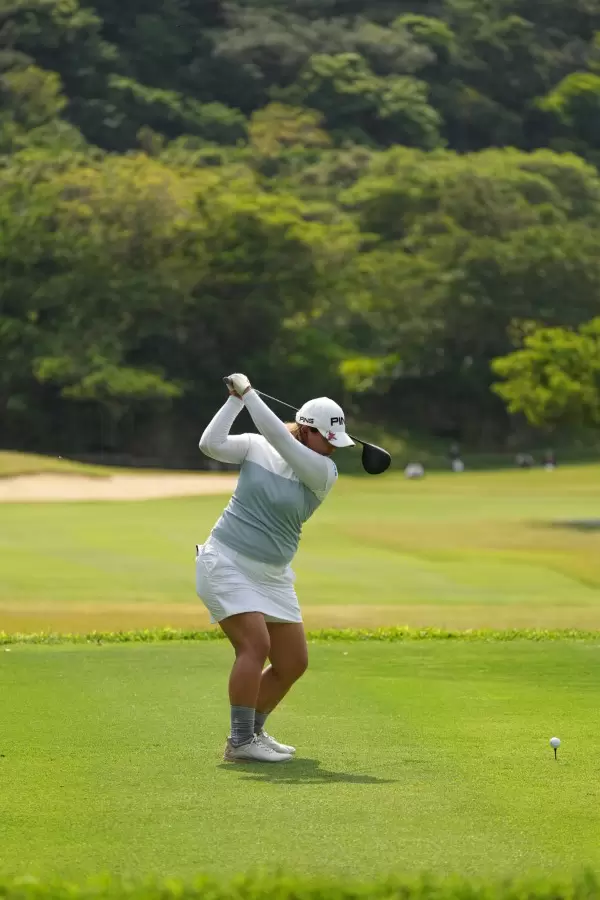 鈴木愛のドライバースイング（後方）連続写真【2022年ダイキンオーキッドレディスゴルフトーナメント】