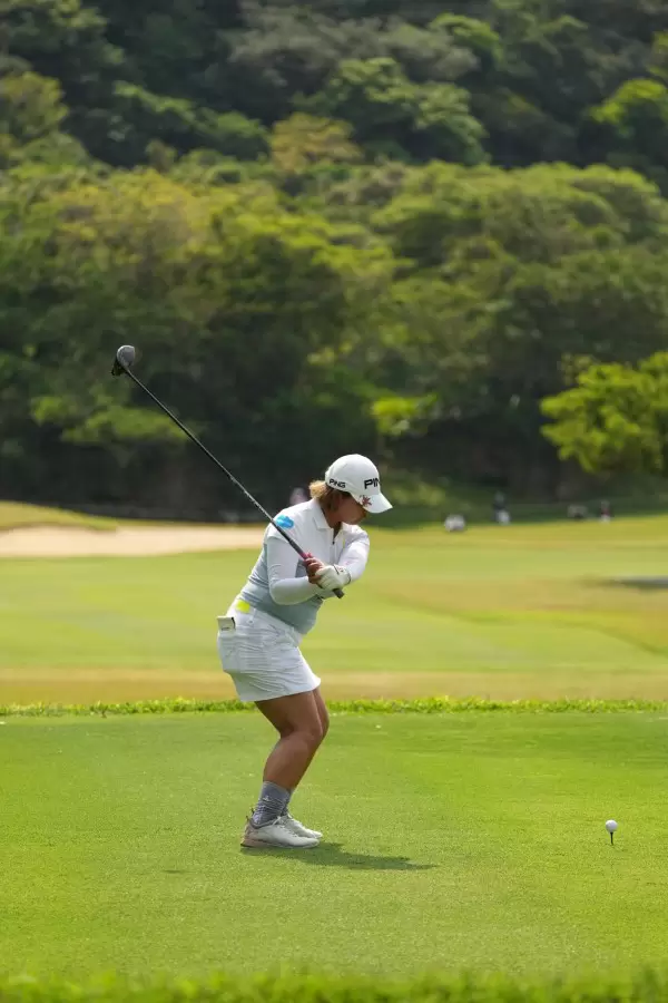 鈴木愛のドライバースイング（後方）連続写真【2022年ダイキンオーキッドレディスゴルフトーナメント】