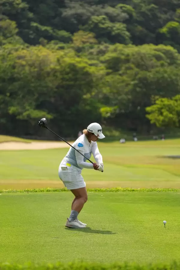 鈴木愛のドライバースイング（後方）連続写真【2022年ダイキンオーキッドレディスゴルフトーナメント】