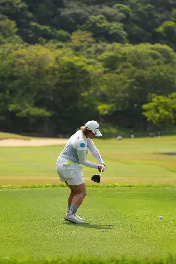 鈴木愛のドライバースイング（後方）連続写真【2022年ダイキンオーキッドレディスゴルフトーナメント】