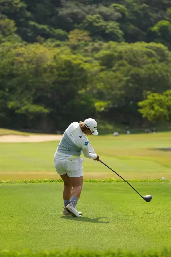 鈴木愛のドライバースイング（後方）連続写真【2022年ダイキンオーキッドレディスゴルフトーナメント】