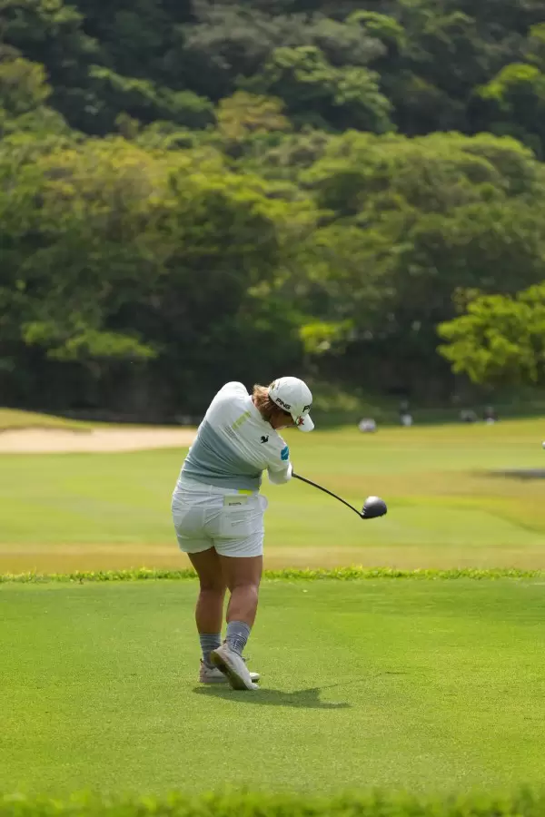 鈴木愛のドライバースイング（後方）連続写真【2022年ダイキンオーキッドレディスゴルフトーナメント】