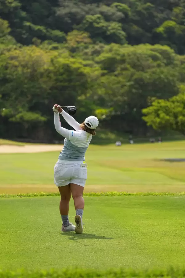 鈴木愛のドライバースイング（後方）連続写真【2022年ダイキンオーキッドレディスゴルフトーナメント】