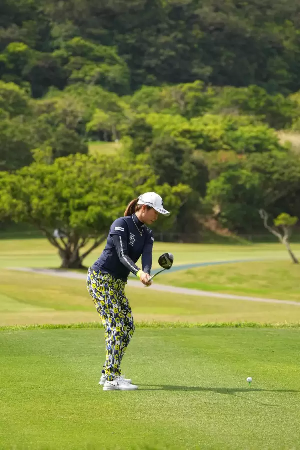 大里桃子のドライバースイング（後方）連続写真【2022年ダイキンオーキッドレディスゴルフトーナメント】