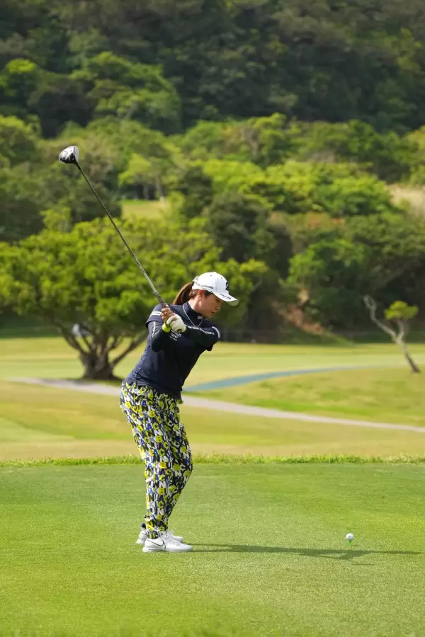 大里桃子のドライバースイング（後方）連続写真【2022年ダイキンオーキッドレディスゴルフトーナメント】