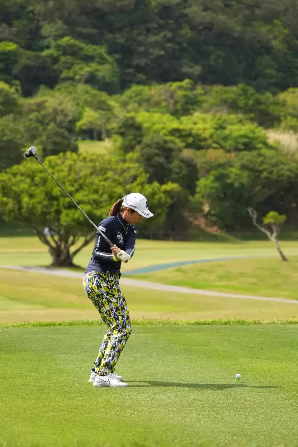 大里桃子のドライバースイング（後方）連続写真【2022年ダイキンオーキッドレディスゴルフトーナメント】