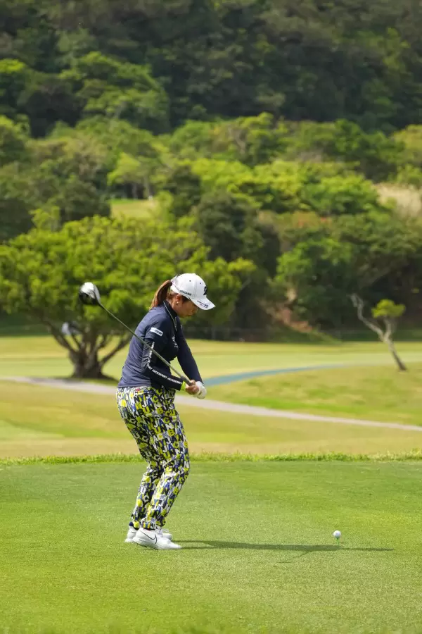 大里桃子のドライバースイング（後方）連続写真【2022年ダイキンオーキッドレディスゴルフトーナメント】
