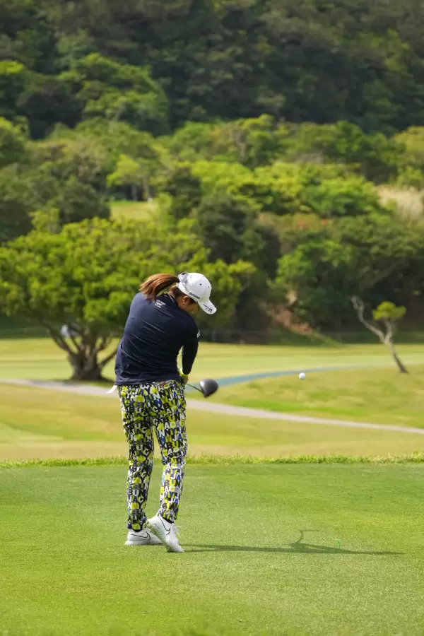 大里桃子のドライバースイング（後方）連続写真【2022年ダイキンオーキッドレディスゴルフトーナメント】