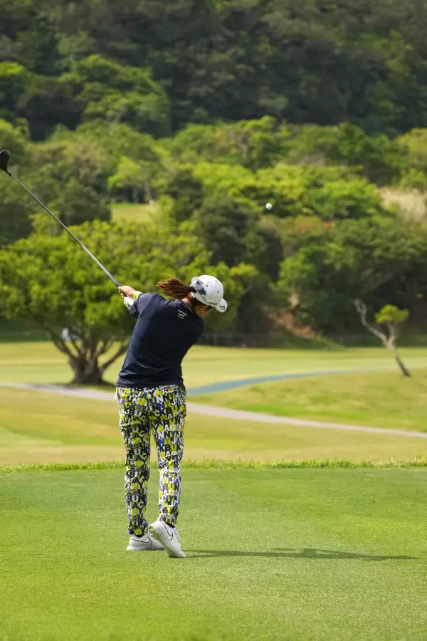 大里桃子のドライバースイング（後方）連続写真【2022年ダイキンオーキッドレディスゴルフトーナメント】