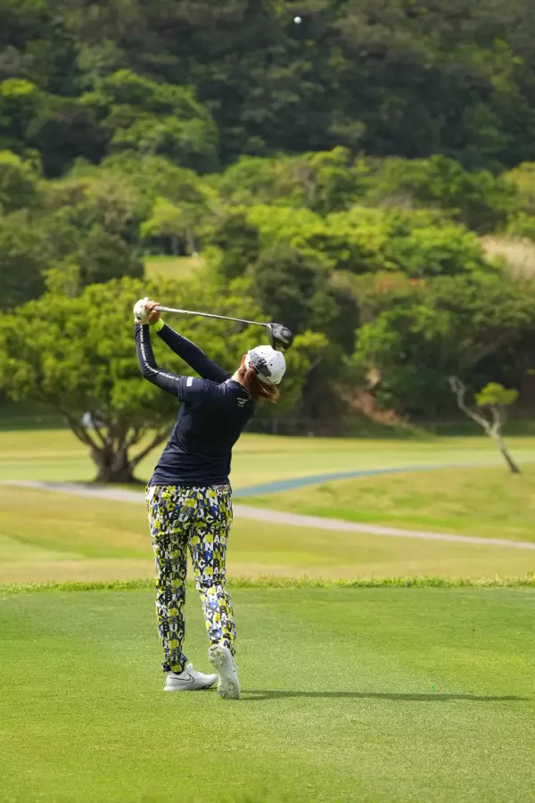 大里桃子のドライバースイング（後方）連続写真【2022年ダイキンオーキッドレディスゴルフトーナメント】