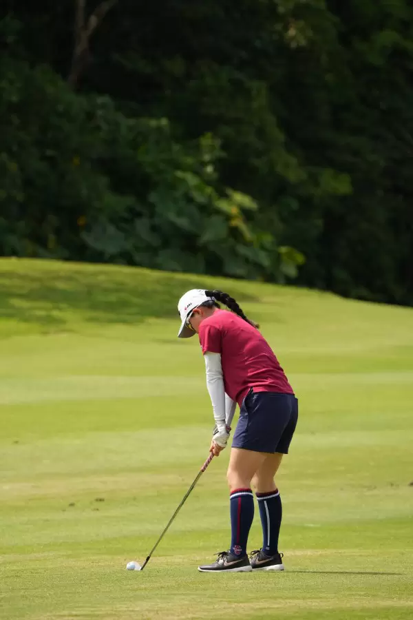 勝みなみのアイアンスイング（斜め前方）連続写真【2022年ダイキンオーキッドレディスゴルフトーナメント】